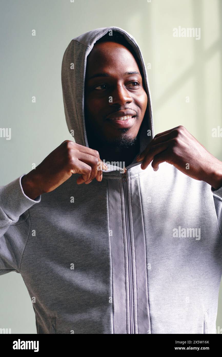 Portrait de mi-homme adulte en sweat à capuche Banque D'Images
