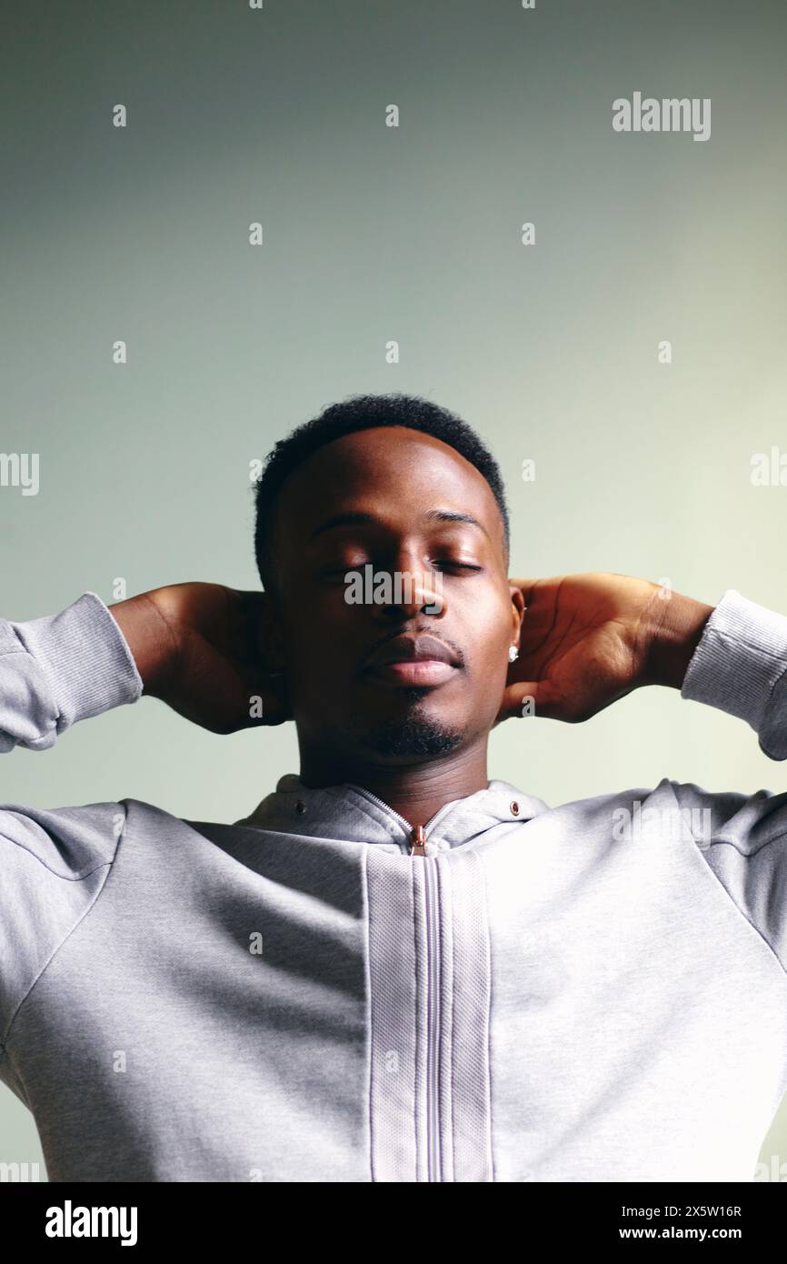 Portrait de mi-homme adulte en sweat-shirt Banque D'Images