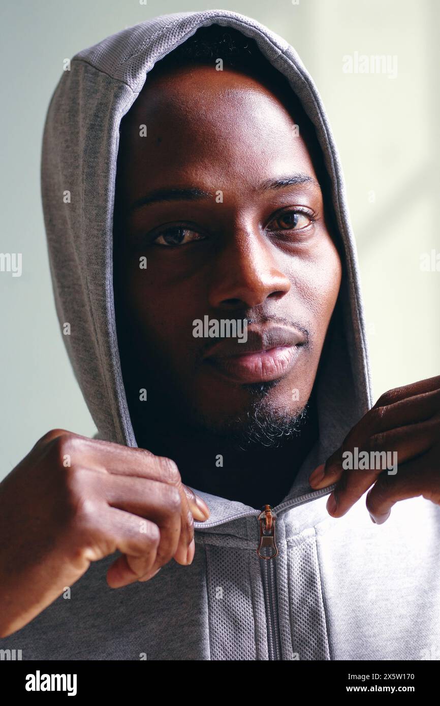 Portrait de mi-homme adulte en sweat à capuche Banque D'Images