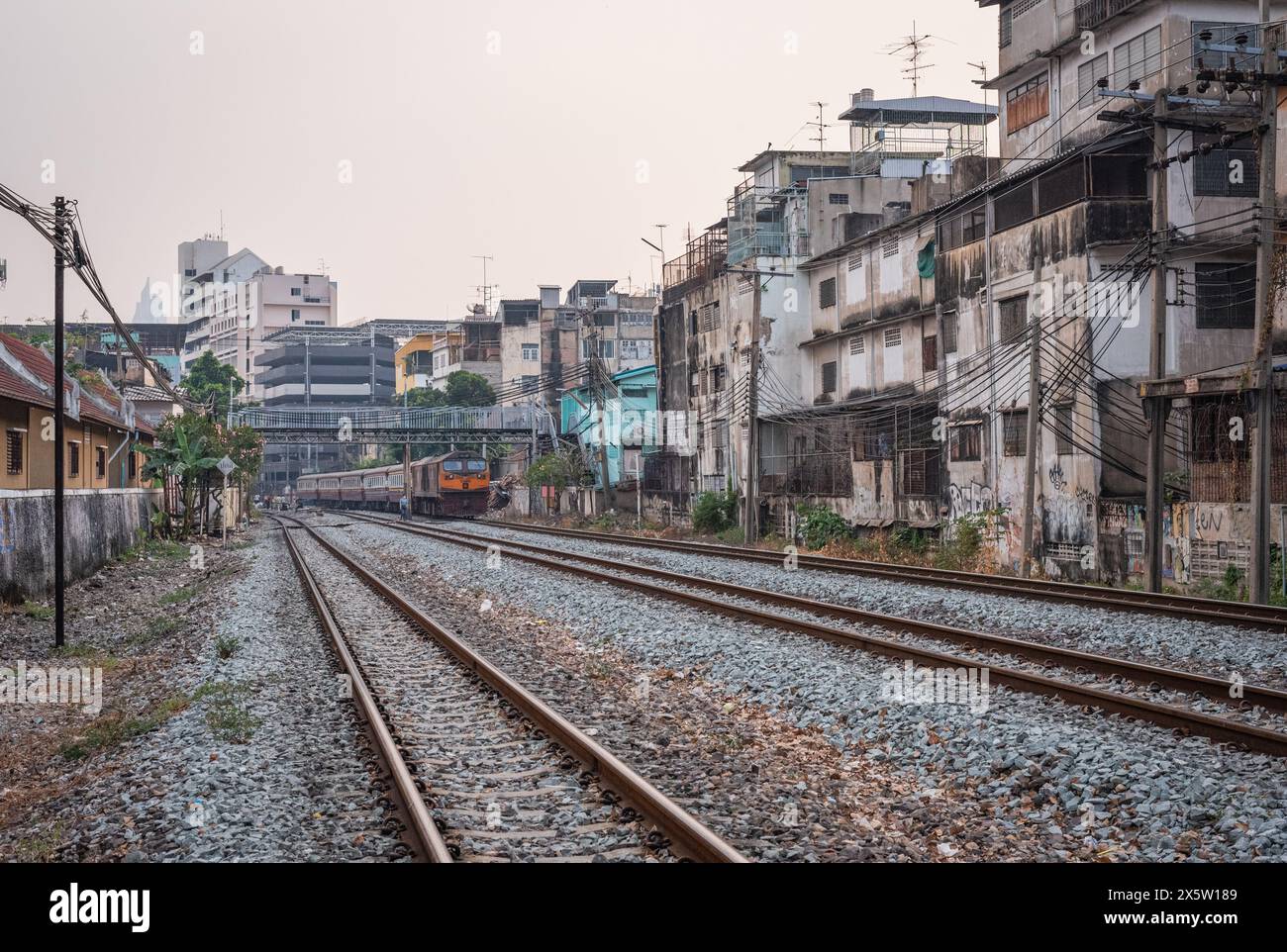 Bangkok, Thaïlande - 31 janvier 2024 : une section de chemin de fer de Rama I Road au pont sur Khlong Saen Saep. Banque D'Images