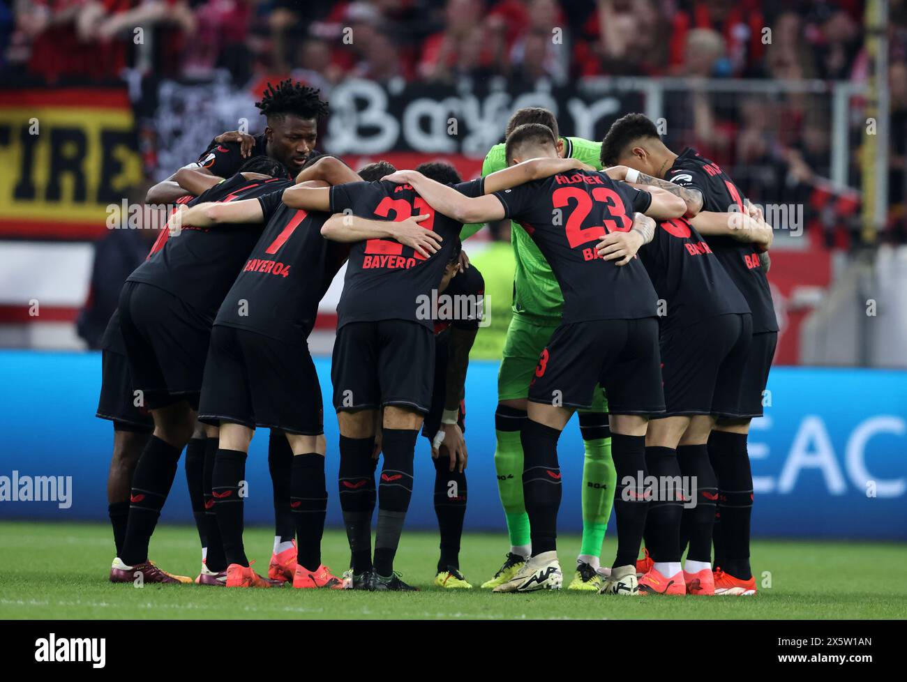 LEVERKUSEN, ALLEMAGNE - 09 MAI : les joueurs de Leverkusen avant la demi-finale de l'UEFA Europa League 2023/24 entre le Bayer 04 Leverkusen et L'AS Roma à BayArena le 09 mai 2024 à Leverkusen, Allemagne. © diebilderwelt / Alamy Stock Banque D'Images