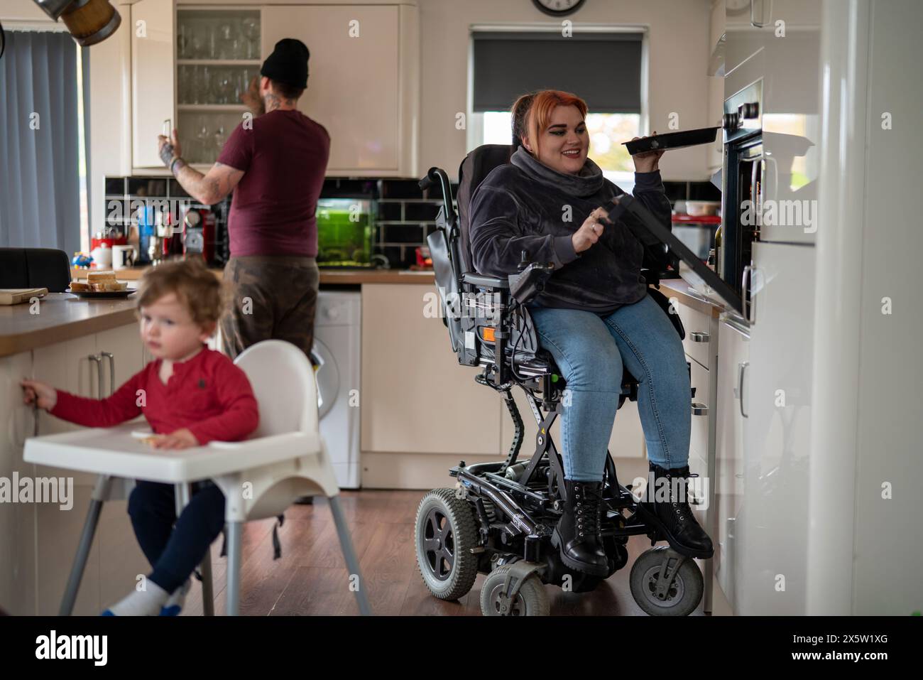 Famille avec bébé fils dans la cuisine Banque D'Images