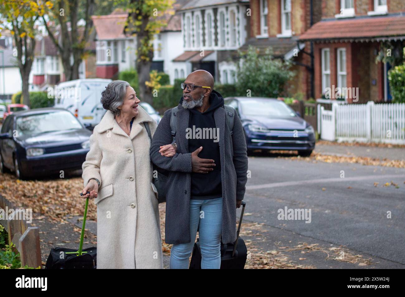 Senior couple walking arm in arm Banque D'Images