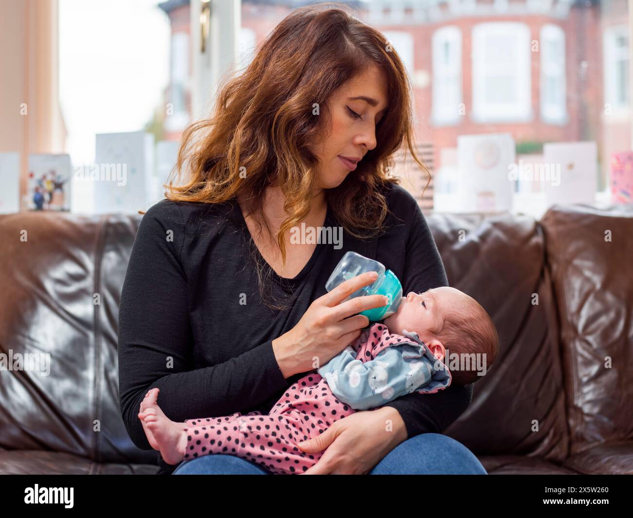 Mère biberon nourrissant sa fille Banque D'Images