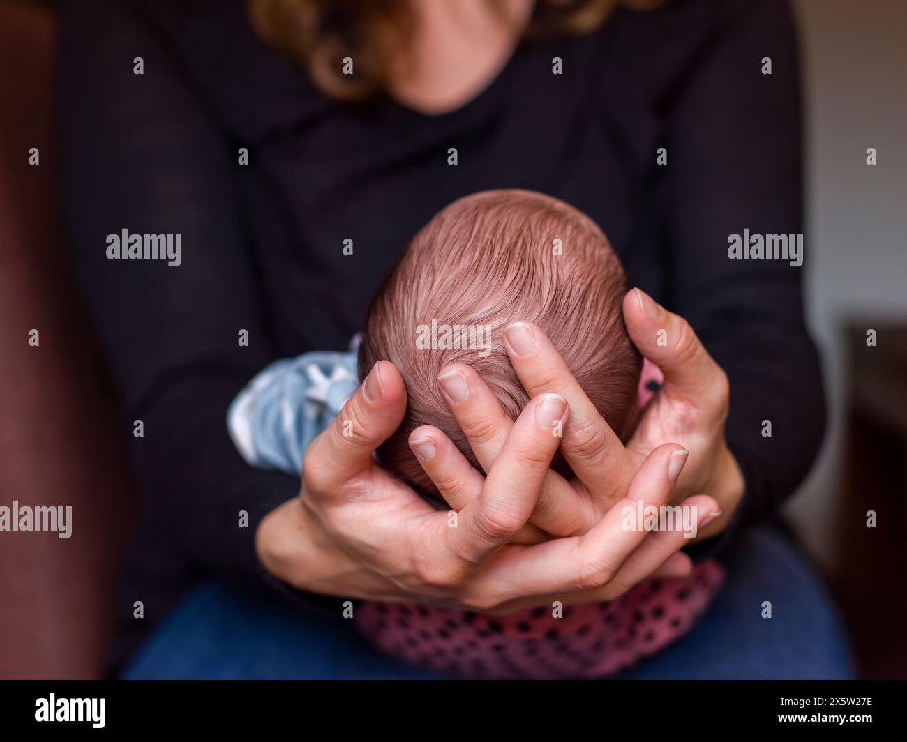 Gros plan de la femme tenant bébé fils (0-1 mois) Banque D'Images