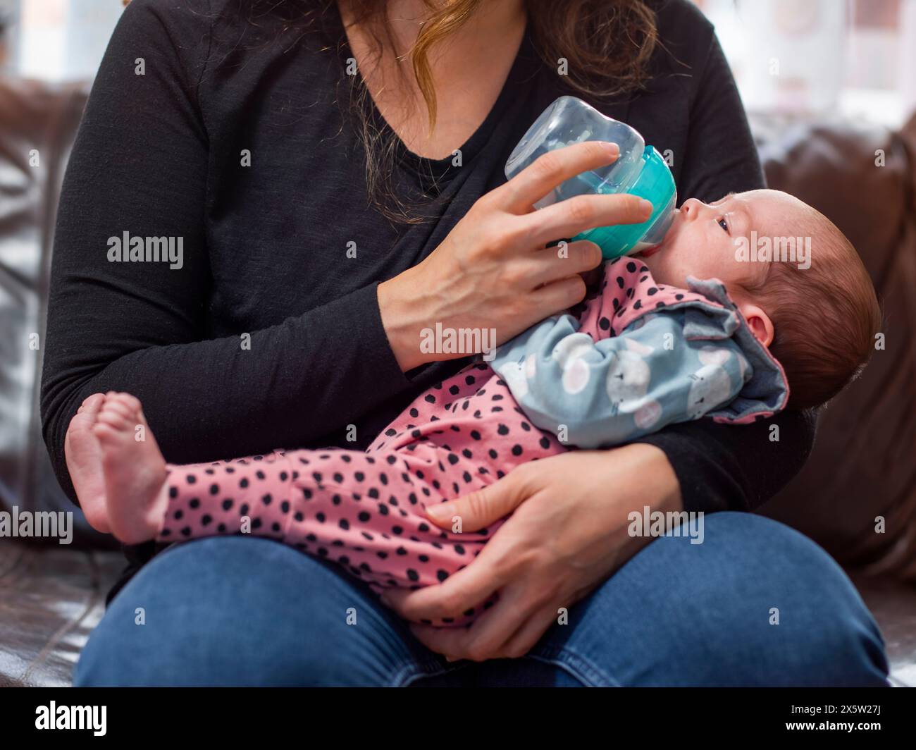 Mère biberon nourrissant sa fille Banque D'Images