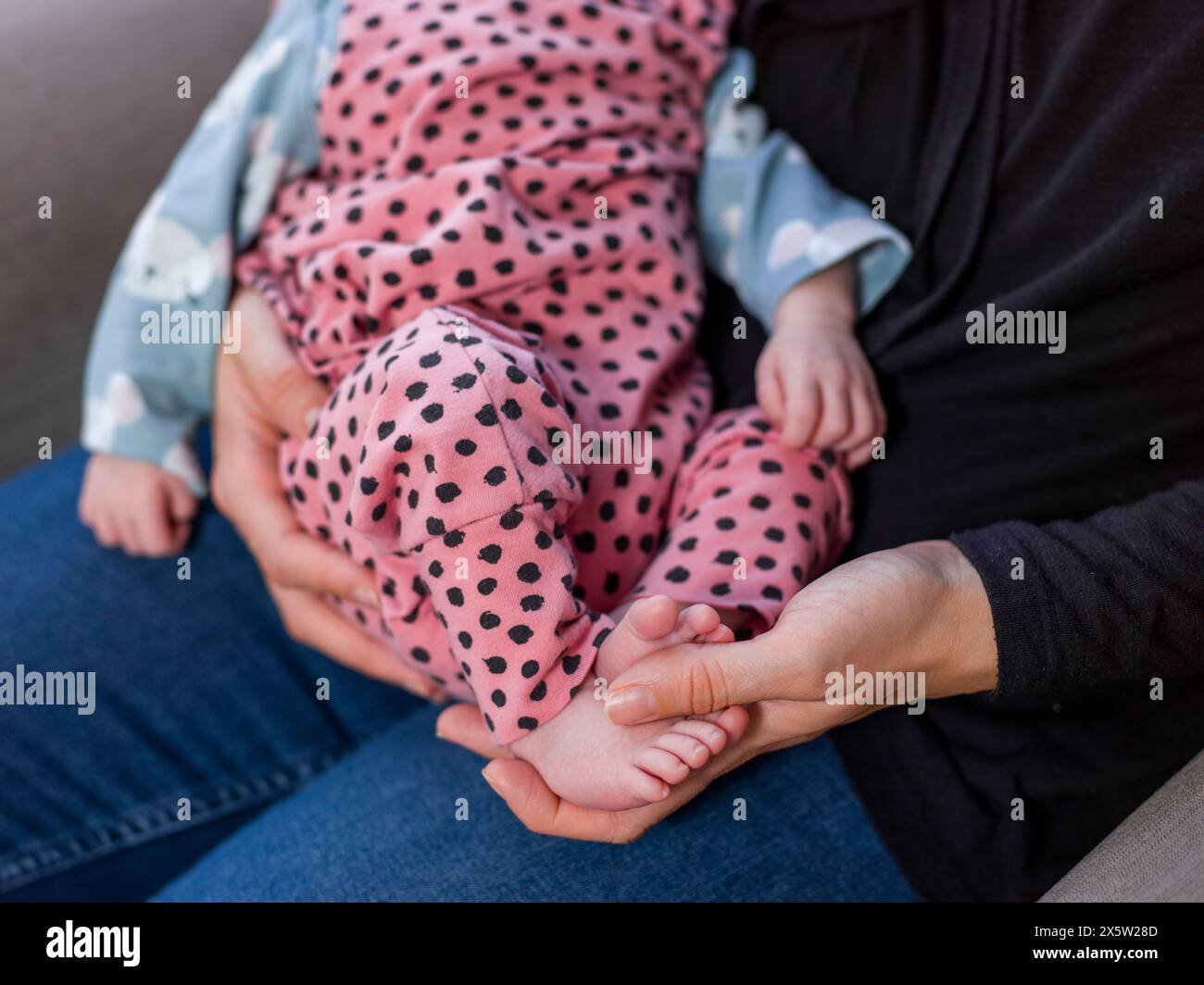 Gros plan de la femme tenant bébé fils (0-1 mois) Banque D'Images