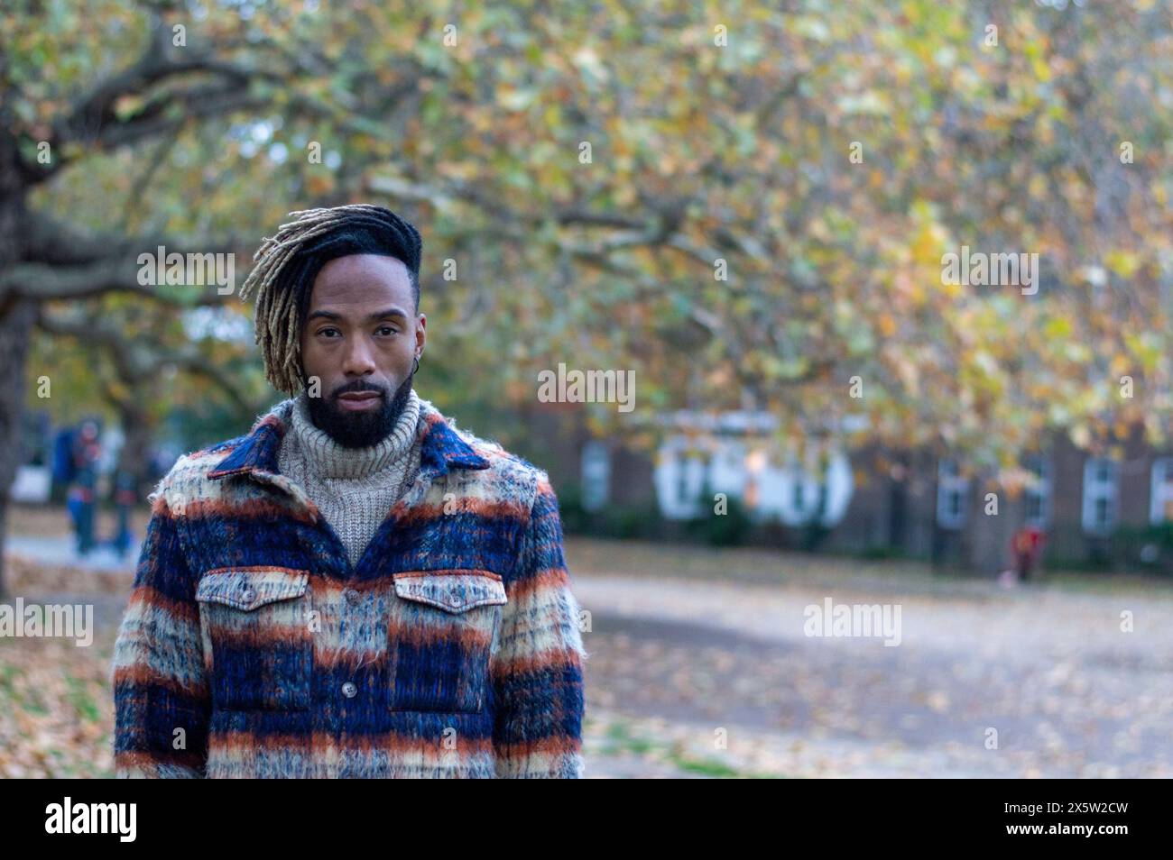 Portrait de mi-homme adulte dans le parc Banque D'Images