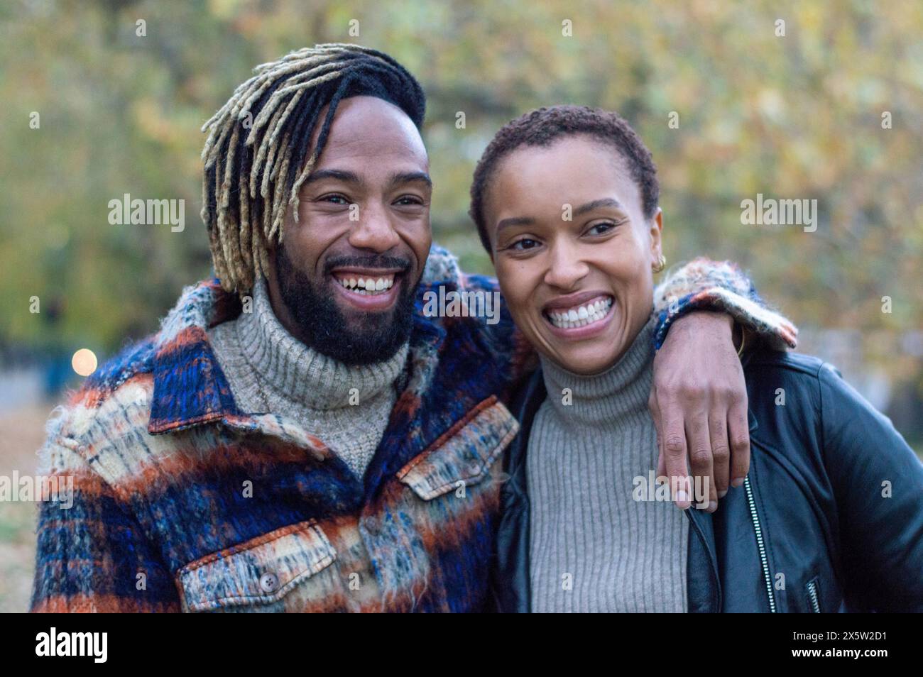 Couple adulte moyen dans le parc Banque D'Images