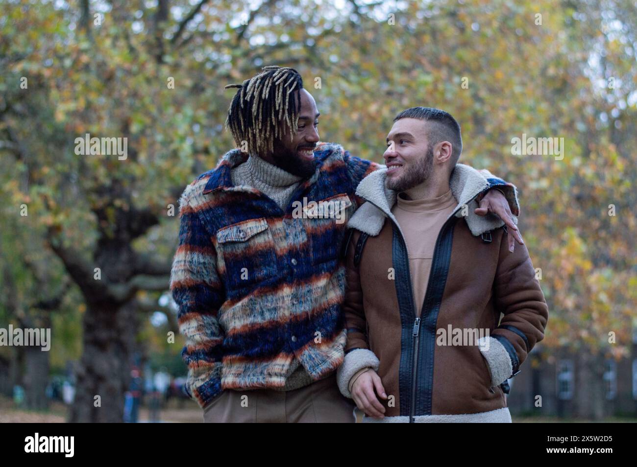 Couple adulte moyen dans le parc Banque D'Images