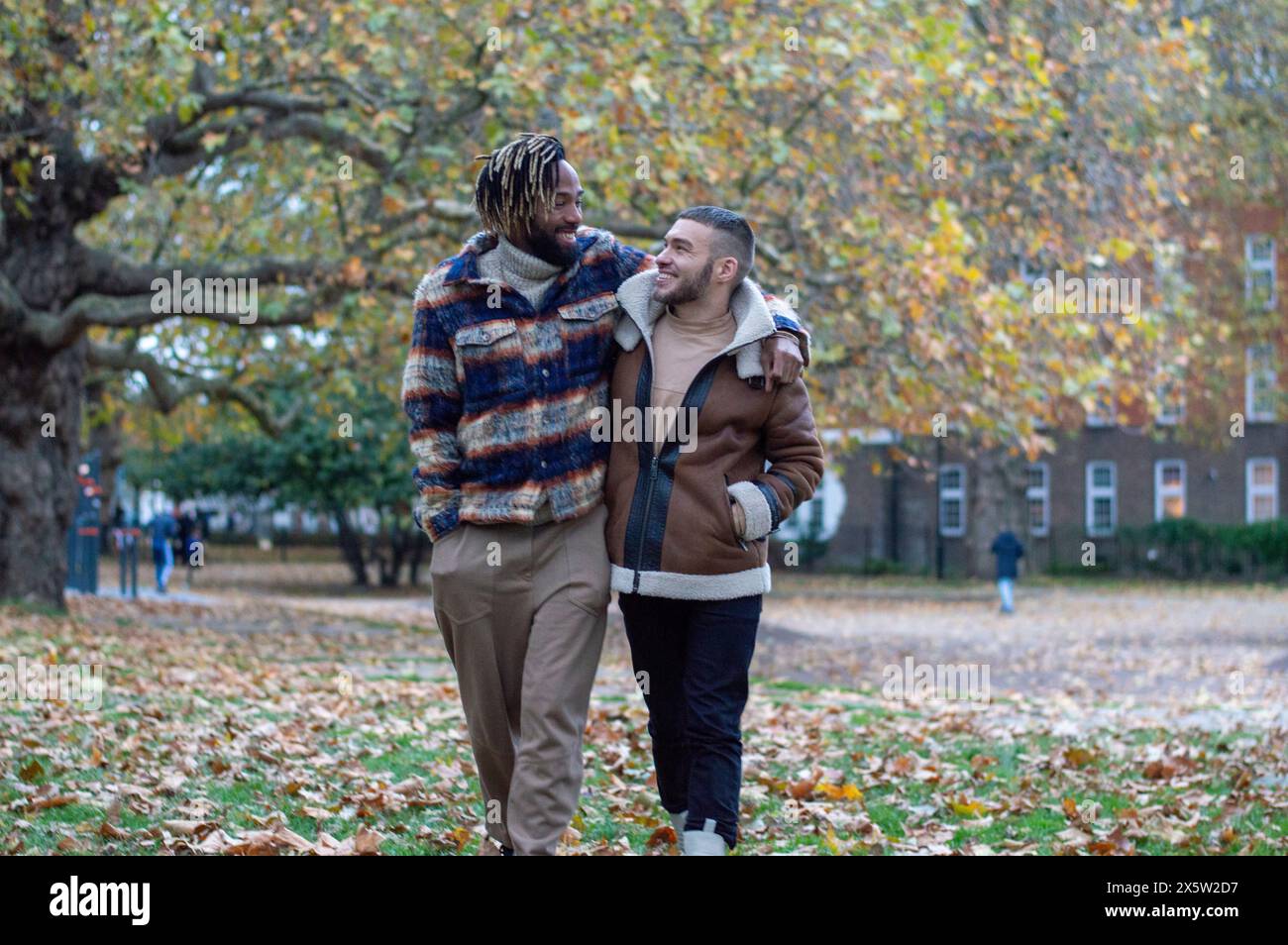 Couple adulte moyen dans le parc Banque D'Images