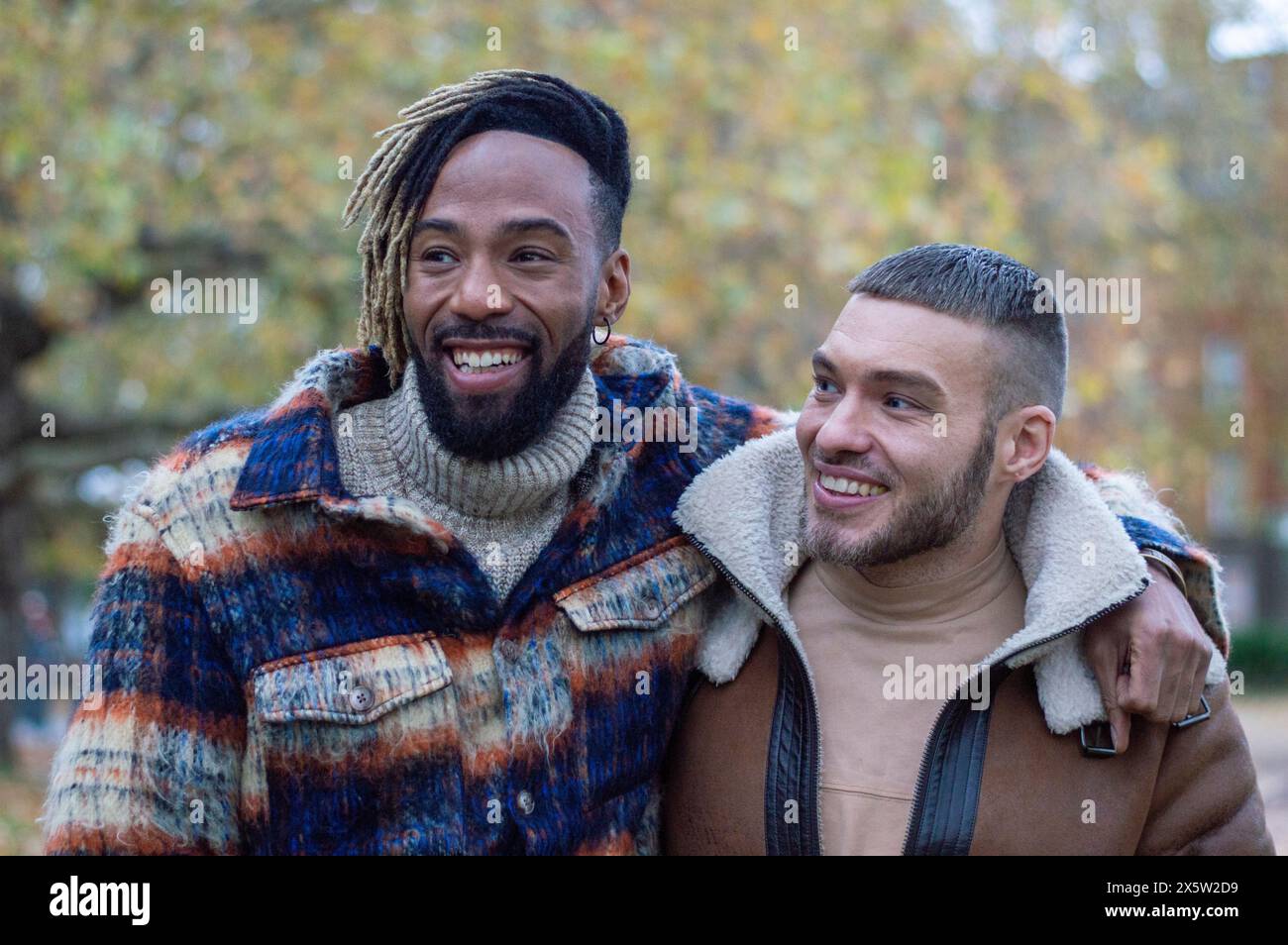 Couple adulte moyen dans le parc Banque D'Images