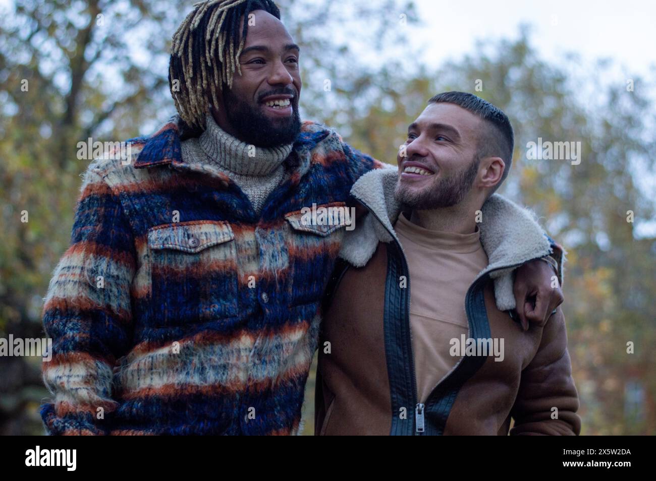 Couple adulte moyen dans le parc Banque D'Images