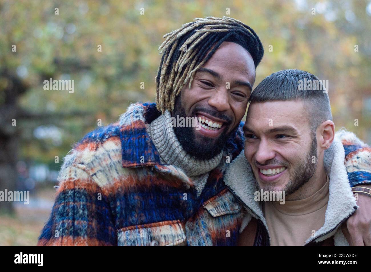Couple adulte moyen dans le parc Banque D'Images