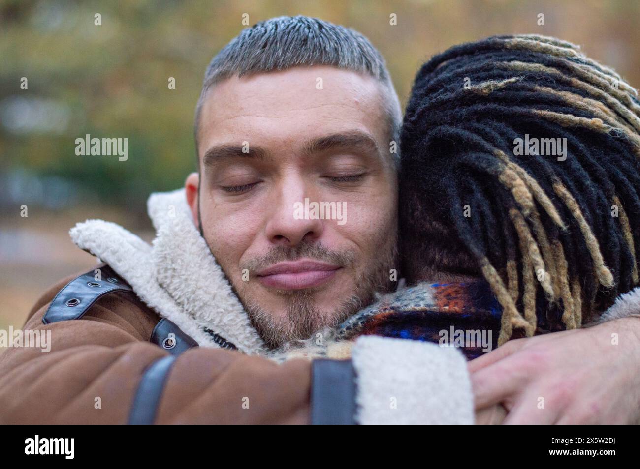 Mi-hommes adultes embrassant, gros plan Banque D'Images