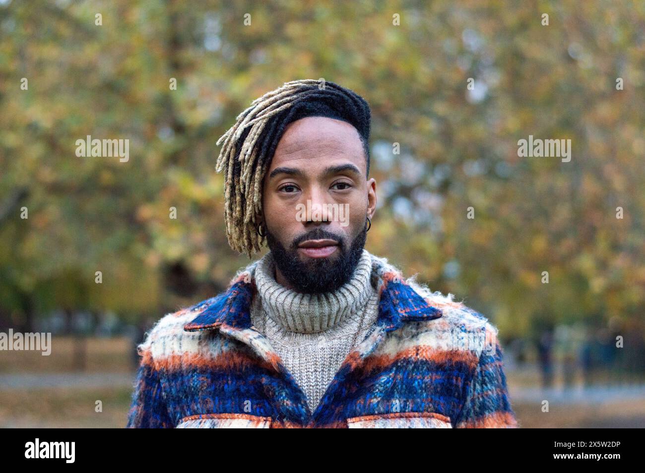 Portrait de mi-homme adulte dans le parc Banque D'Images