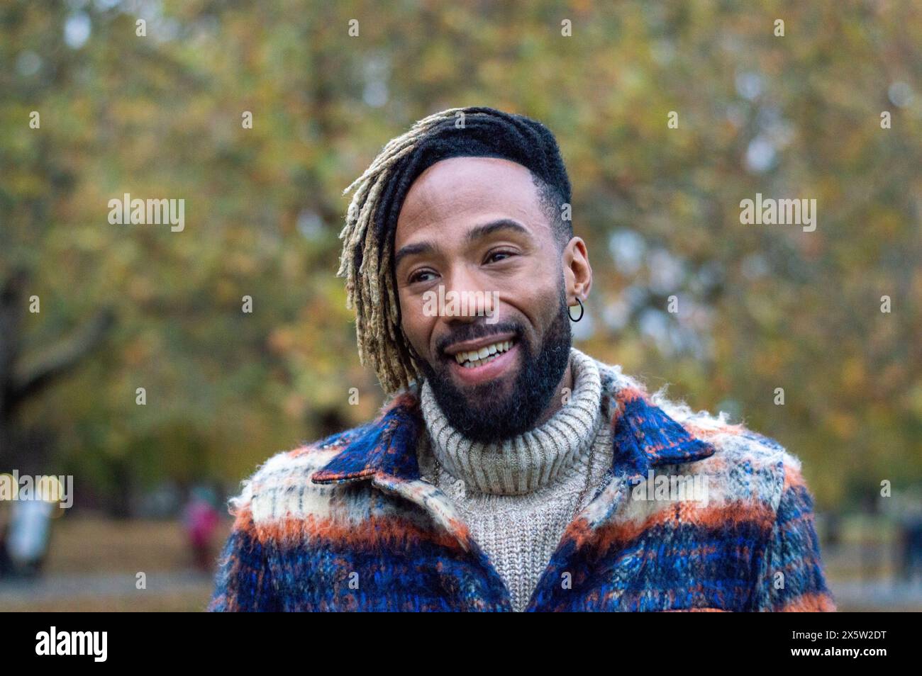 Portrait de mi-homme adulte dans le parc Banque D'Images