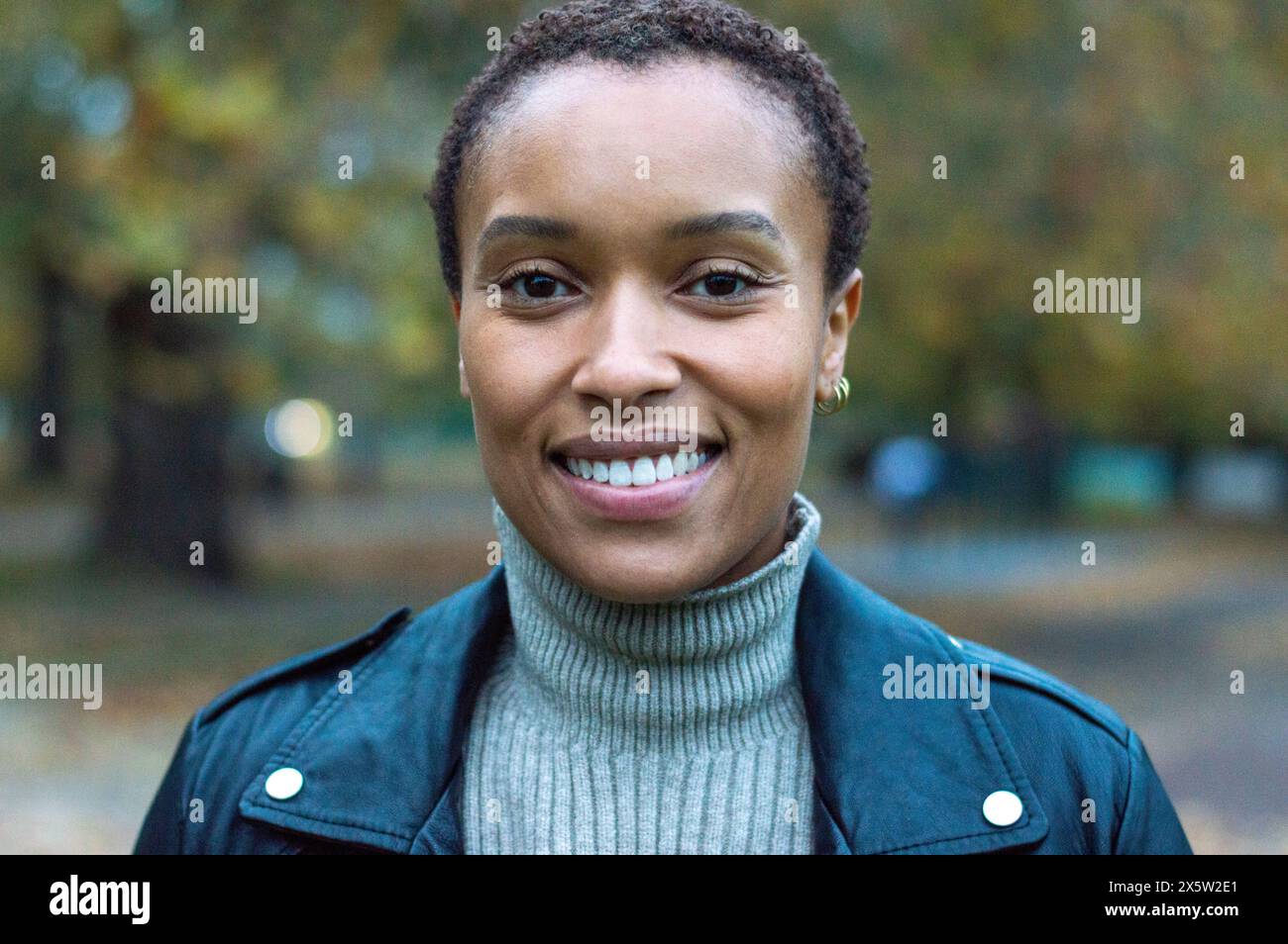 Portrait of mid adult woman in park Banque D'Images