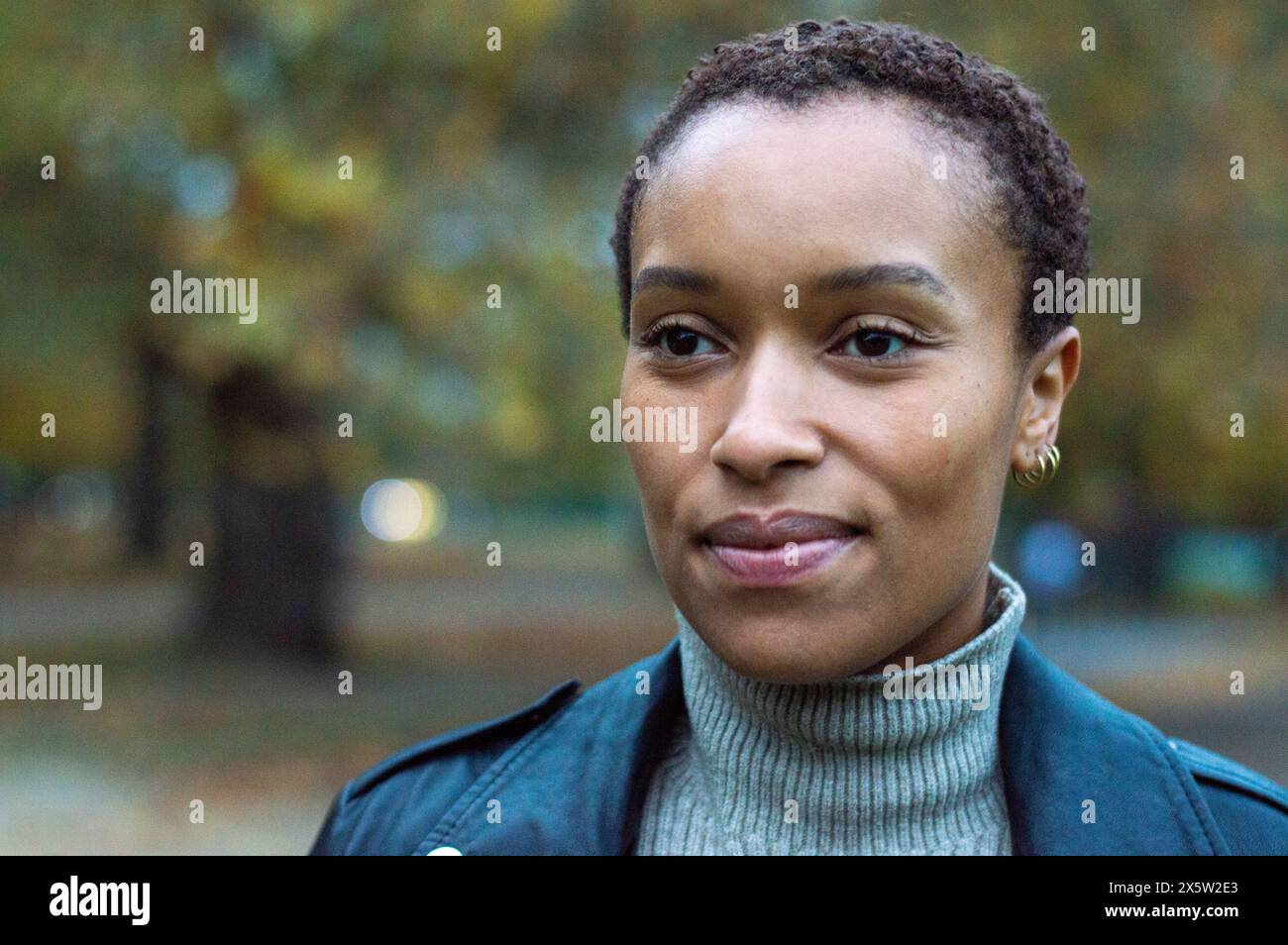 Portrait of mid adult woman in park Banque D'Images