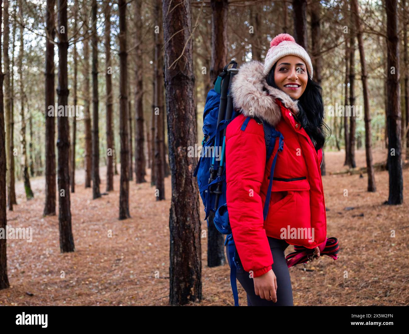 Randonneur femme en randonnée dans la forêt Banque D'Images