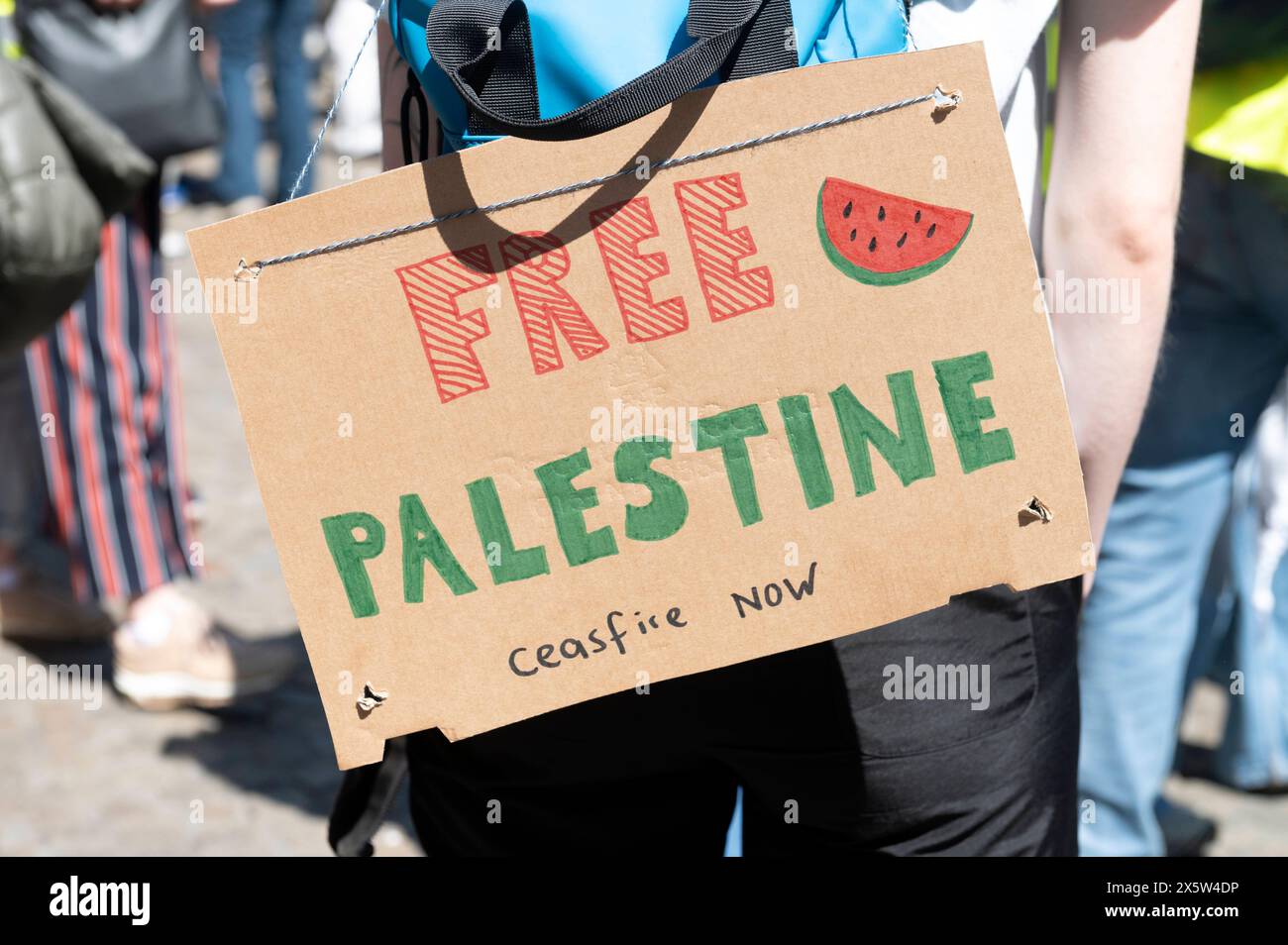 Amsterdam pays-Bas 11 mai 2024 dans les rues d'Amsterdam, des milliers de personnes se rassemblent pour protester contre la poursuite de la guerre israélo-palestinienne dans la bande de Gaza. Libérer Palestine cessez-le-feu maintenant palestina, oorlog, protestation, manifestants, manifestation, manifestation, naqba, israélien, cessez-le-feu, faute d'orthographe Banque D'Images