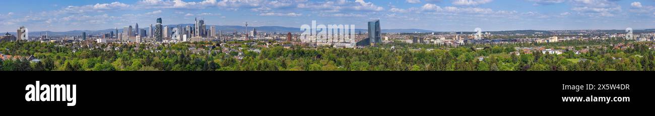 Panorama mit der Frankfurt Skyline und der Europäischen Zentralbank EZB Beim Blick vom Goetheturm aus bietet sich ein Panorama der Stadt Frankfurt am main mit der Skyline links, der Europäischen Zentralbank Mitte und dem Osthafengebiet rechts. Francfort-sur-le-main Goetheturm Hessen Deutschland *** Panorama avec l'horizon de Francfort et la Banque centrale européenne BCE la vue depuis le Goetheturm offre un panorama de la ville de Francfort-sur-le-main avec l'horizon sur la gauche, la Banque centrale européenne au centre et la région d'Osthafen à droite Francfort-sur-le-main Goetheturm Hessen Allemagne 2024- Banque D'Images