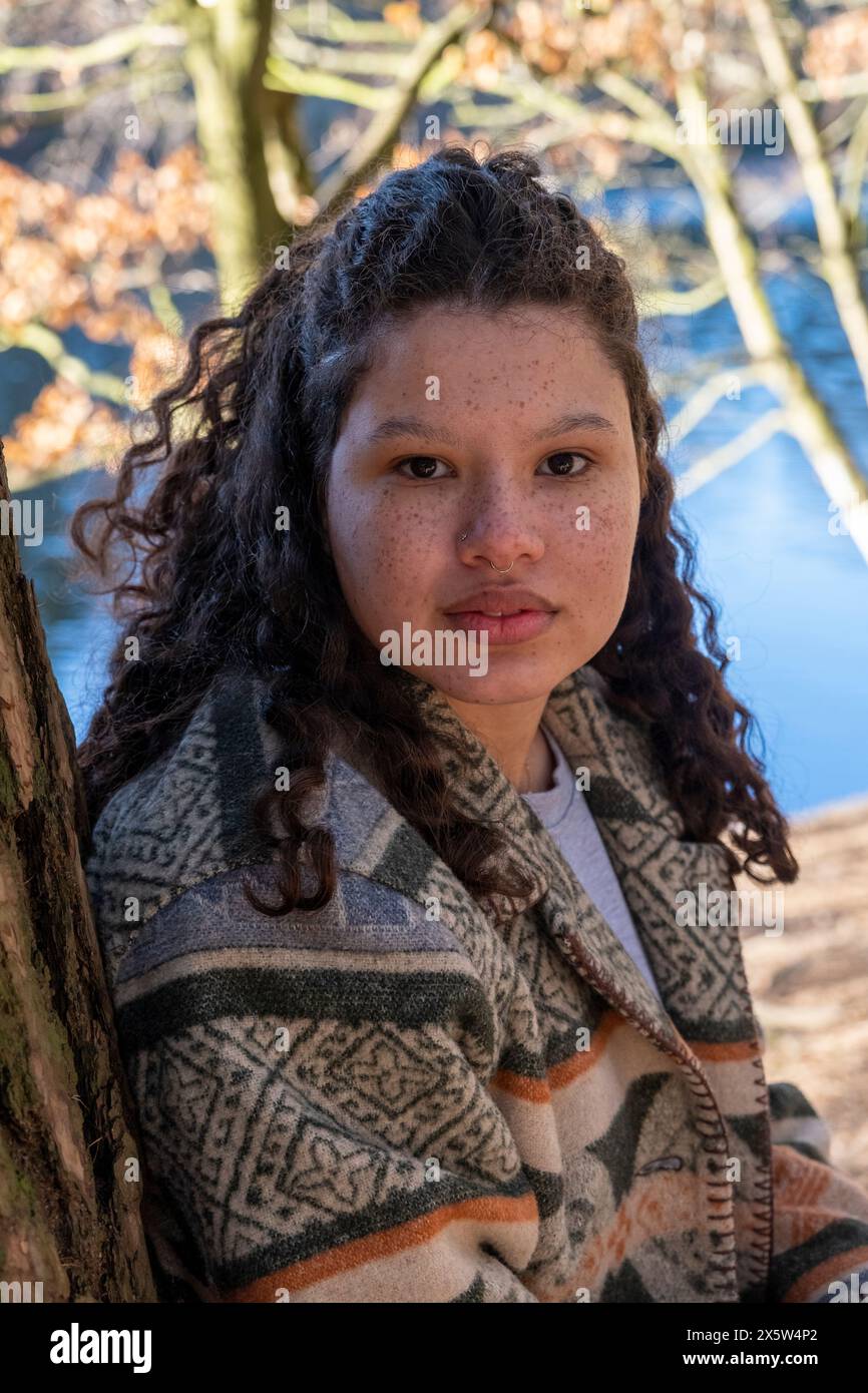 Portrait de jeune femme avec des cheveux bouclés Banque D'Images