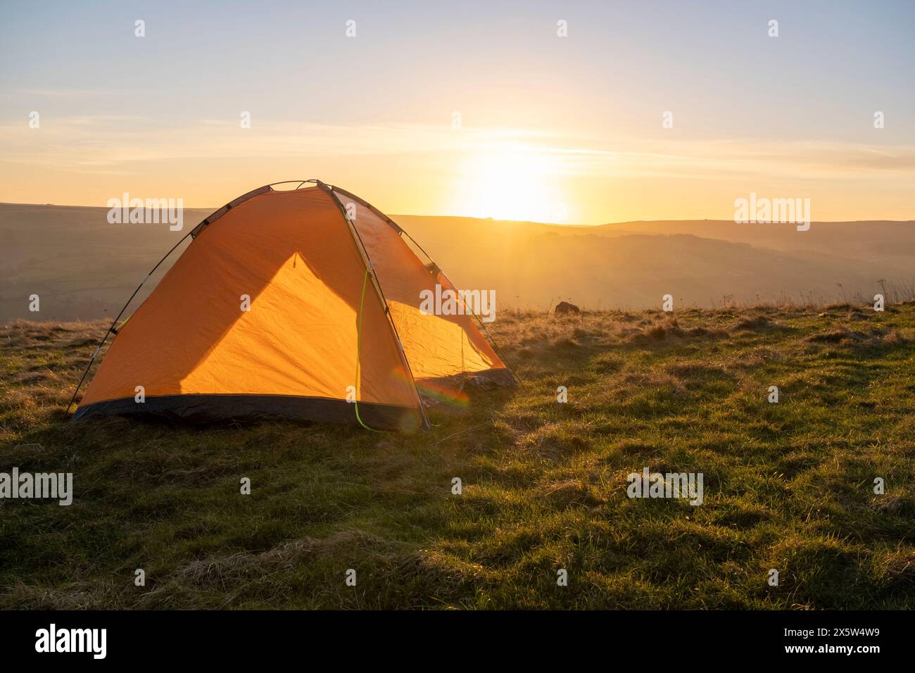 Tente dans le paysage rural au coucher du soleil Banque D'Images