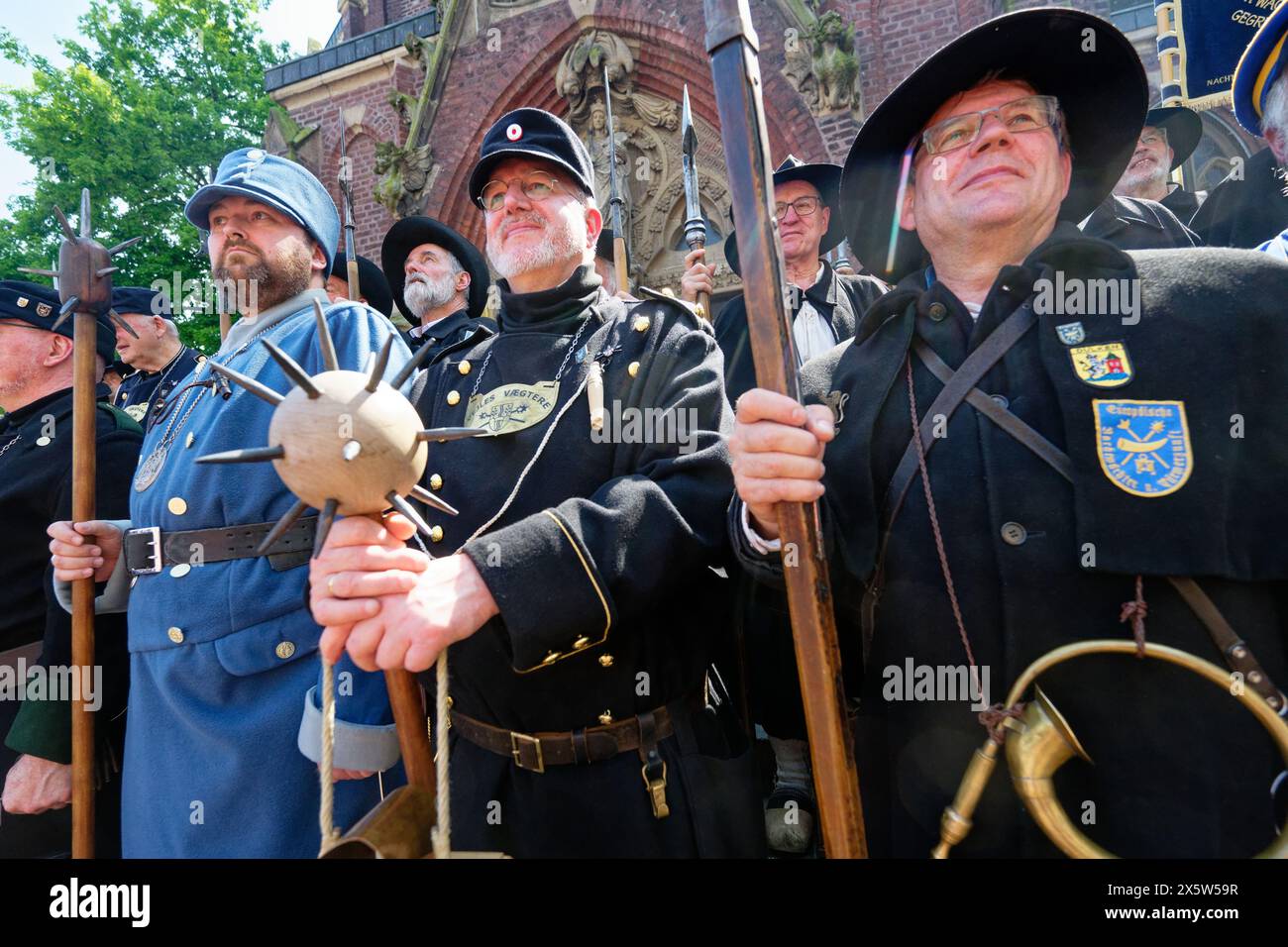 Viersen, Allemagne. 11 mai 2024. Des gardiens de nuit de 30 villes différentes et de quatre pays se tiennent ensemble pour une photo de groupe après une procession à travers Dülken. La rencontre des participants des villes avec une vieille tradition de veilleur de nuit a lieu à différents endroits depuis 1987. Crédit : Henning Kaiser/dpa crédit : dpa Picture alliance/Alamy Live News/dpa/Alamy Live News Banque D'Images
