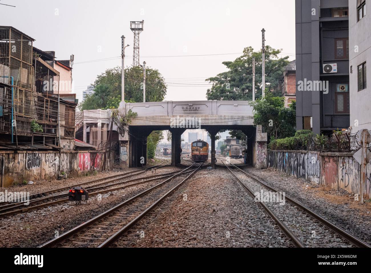 Bangkok, Thaïlande - 31 janvier 2024 : une section de chemin de fer de Rama I Road au pont sur Khlong Saen Saep. Banque D'Images