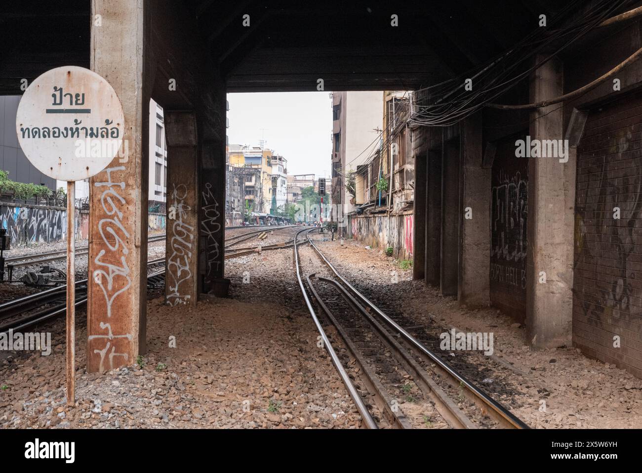 Bangkok, Thaïlande - 31 janvier 2024 : une section de chemin de fer de Rama I Road au pont sur Khlong Saen Saep. Banque D'Images
