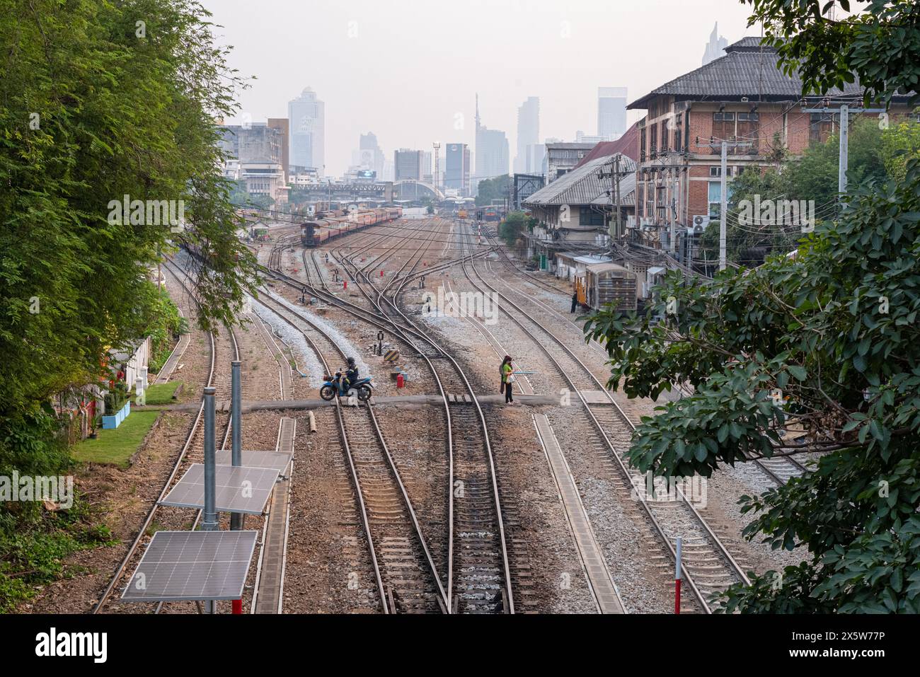 Bangkok, Thaïlande - 31 janvier 2024 : une section de chemin de fer de Rama I Road au pont sur Khlong Saen Saep. Banque D'Images