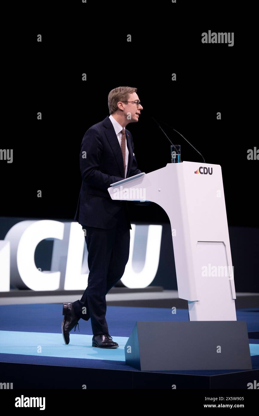 Philipp Amthor, CDU Grundsatzprogramm DEU, Deutschland, Allemagne, Berlin, 07.06.2024 Philipp Amthor , MDB der CDU , beim Parteitag mit der Diskussion zum neuen Grundsatzprogramm der CDU unter dem motto in Freiheit Leben Deutschland sicher in die Zukunft fuehren in Berlin Deutschland . Besonders Umstritten ist das Thema Leitkultur en : Philipp Amthor à la conférence du parti avec la discussion sur le nouveau programme de base Grundsatzprogramm sous le slogan Live in Freedom, mener l'Allemagne en toute sécurité dans l'avenir à Berlin Allemagne le sujet de la culture dominante est particulièrement controversé, *** Philipp Amth Banque D'Images