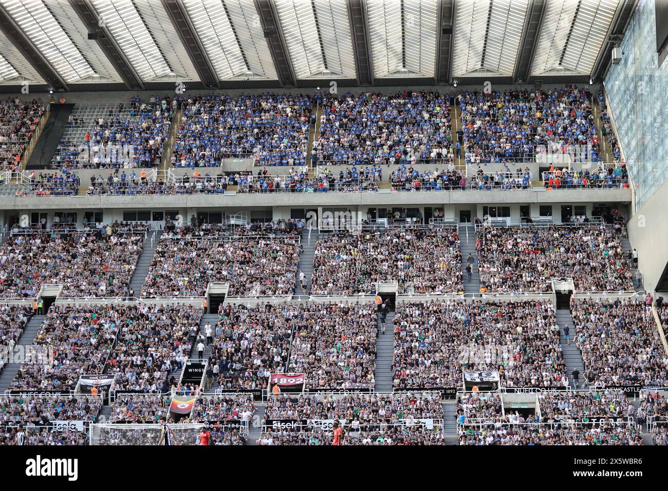 Les fans de Newcastle sont en dessous des fans de Brighton lors du match de premier League Newcastle United vs Brighton et Hove Albion au James's Park, Newcastle, Royaume-Uni, le 11 mai 2024 (photo Mark Cosgrove/News images) Banque D'Images