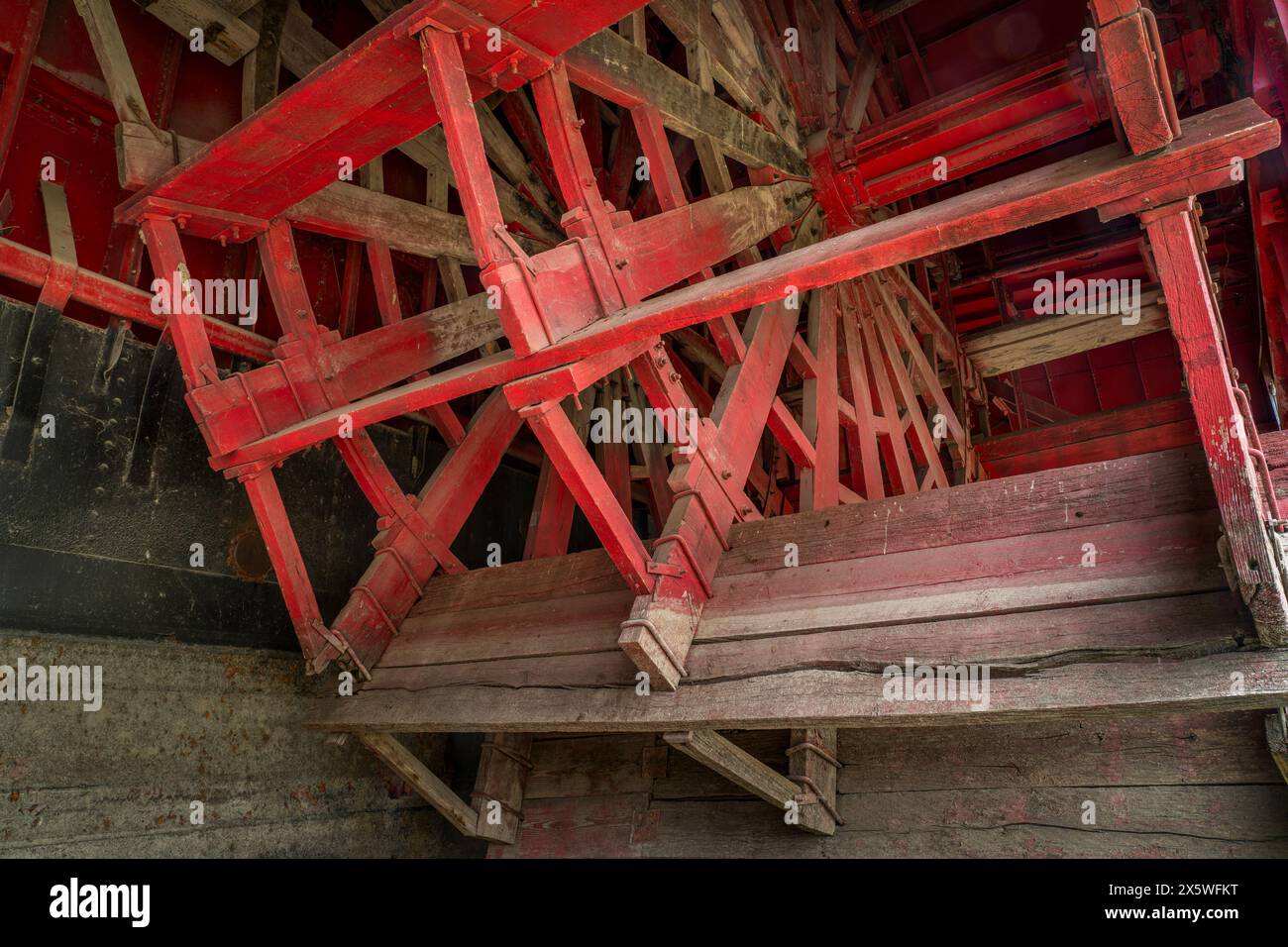 Détail de la roue à aubes en bois de la drague à roue latérale Captain Meriwether Lewis exposée dans un quai sec à Brownville, Nebraska Banque D'Images