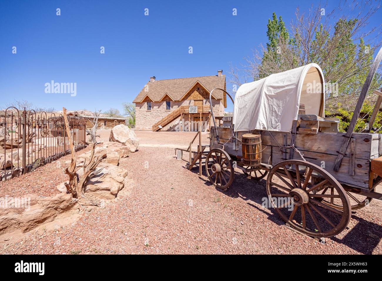 Wagon couvert exposé près du centre d'accueil du site historique de Bluff Fort à Bluff, Utah, États-Unis, le 21 avril 2024 Banque D'Images