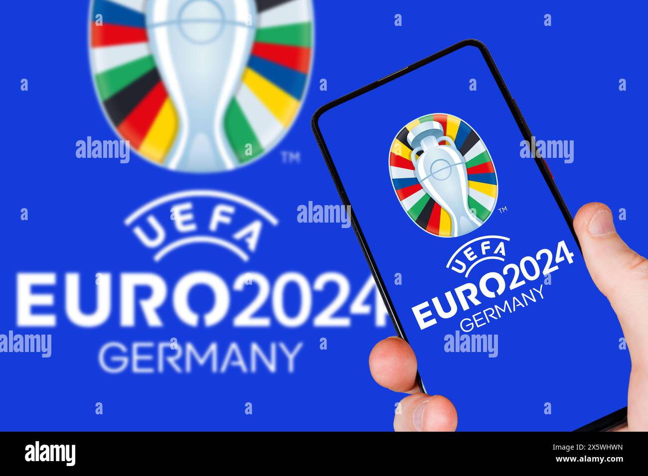 Allemagne - 1er mai 2024 : logo UEFA Euro 2024 Allemagne European Football Championship Europe sur un photomontage mobile en Allemagne. Banque D'Images