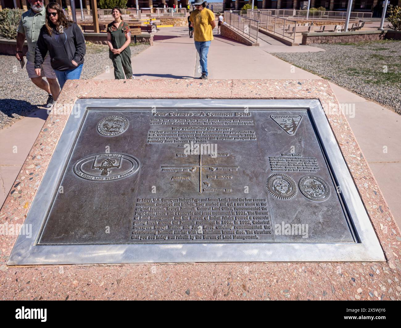 Plaque commémorative au four Corners National Monument, Navajo Tribal Park au quadripoint de l'Utah, de l'Arizona, du Nouveau-Mexique et du Colorado aux États-Unis Banque D'Images