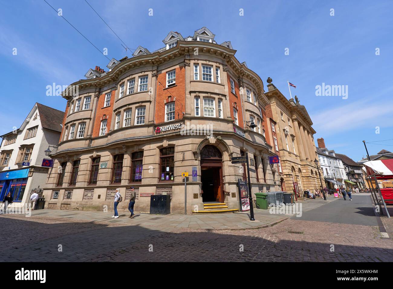 Vieille banque dans une rue haute du centre-ville Banque D'Images