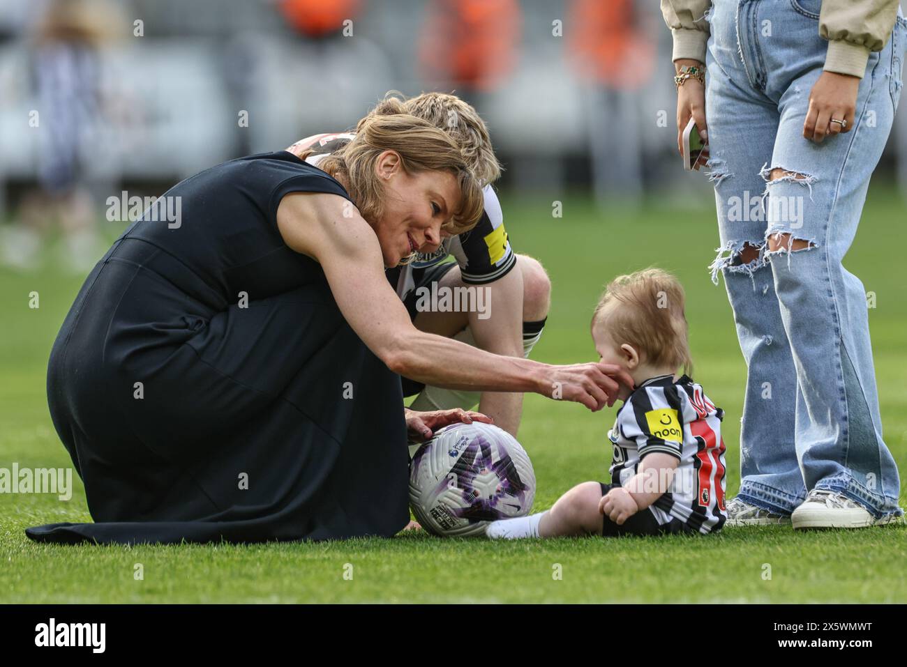 Amanda Staveley s’accroupit pour parler à Anthony Gordon de l’enfant de Newcastle United lors du match de premier League Newcastle United vs Brighton et Hove Albion au James’s Park, Newcastle, Royaume-Uni, 11 mai 2024 (photo de Mark Cosgrove/News images) Banque D'Images