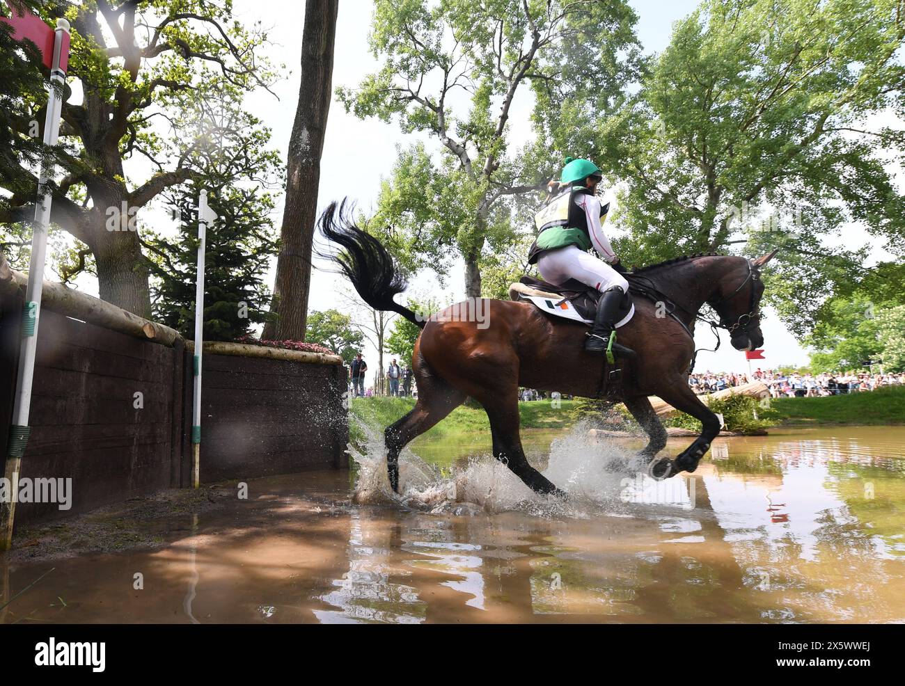 Badminton Estate, Gloucestershire, Royaume-Uni. 11 mai 2024. 2024 MARS Badminton Horse Trials jour 4 ; Sarah Ennis (IRL) Riding GRANTSTOWN JACKSON pendant le Cross Country le jour 4 crédit : action plus Sports/Alamy Live News Banque D'Images