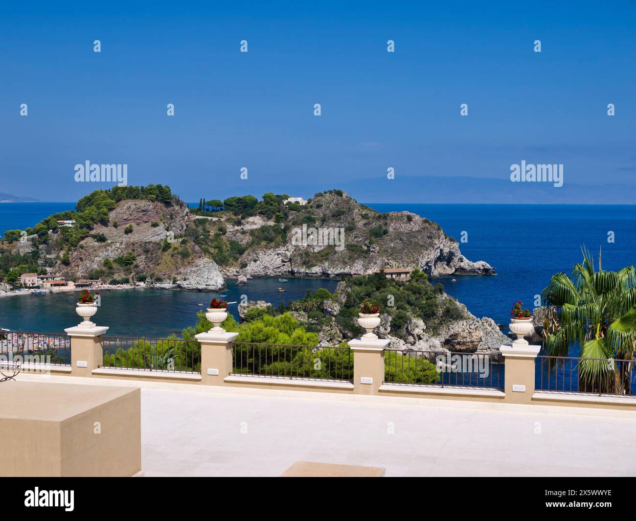 L'Italie, la Sicile, la baie de Taormine, vue de Capo Taormina, côte de Calabre tout au fond Banque D'Images