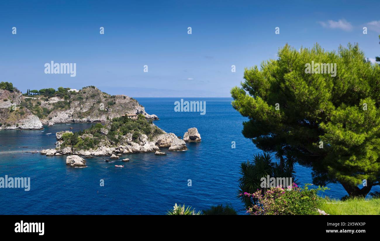 L'Italie, la Sicile, la baie de Taormine, vue de Capo Taormina et Isola Bella, côte de Calabre tout au fond Banque D'Images