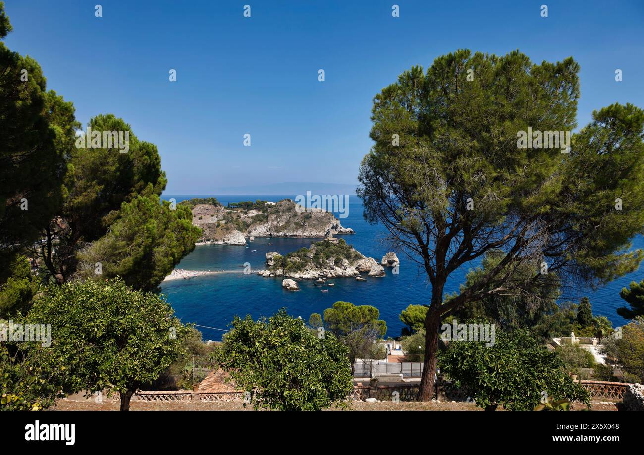 L'Italie, la Sicile, la baie de Taormine, vue de Capo Taormina et Isola Bella, côte de Calabre tout au fond Banque D'Images
