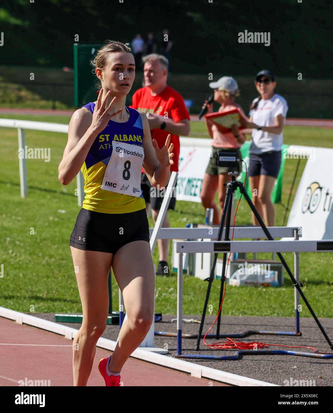 Mary Peters Track, Belfast, Irlande du Nord, Royaume-Uni. 11 mai 2024. Belfast Irish Milers Meet, (l'événement a le statut World Athletics Continental Challenger Tour avec des points de classement disponibles), en cours à Belfast. Action de l'événement d'aujourd'hui. Star run - Phoebe Gill (8) a pris d'assaut une magnifique victoire dans le Women International 800m. Son temps d'une minute 57,86 secondes était un record européen des moins de 18 ans et battait le record précédemment établi par Marion Geissler-Hubner il y a quarante-cinq ans. Crédit : CAZIMB/Alamy Live News. Banque D'Images