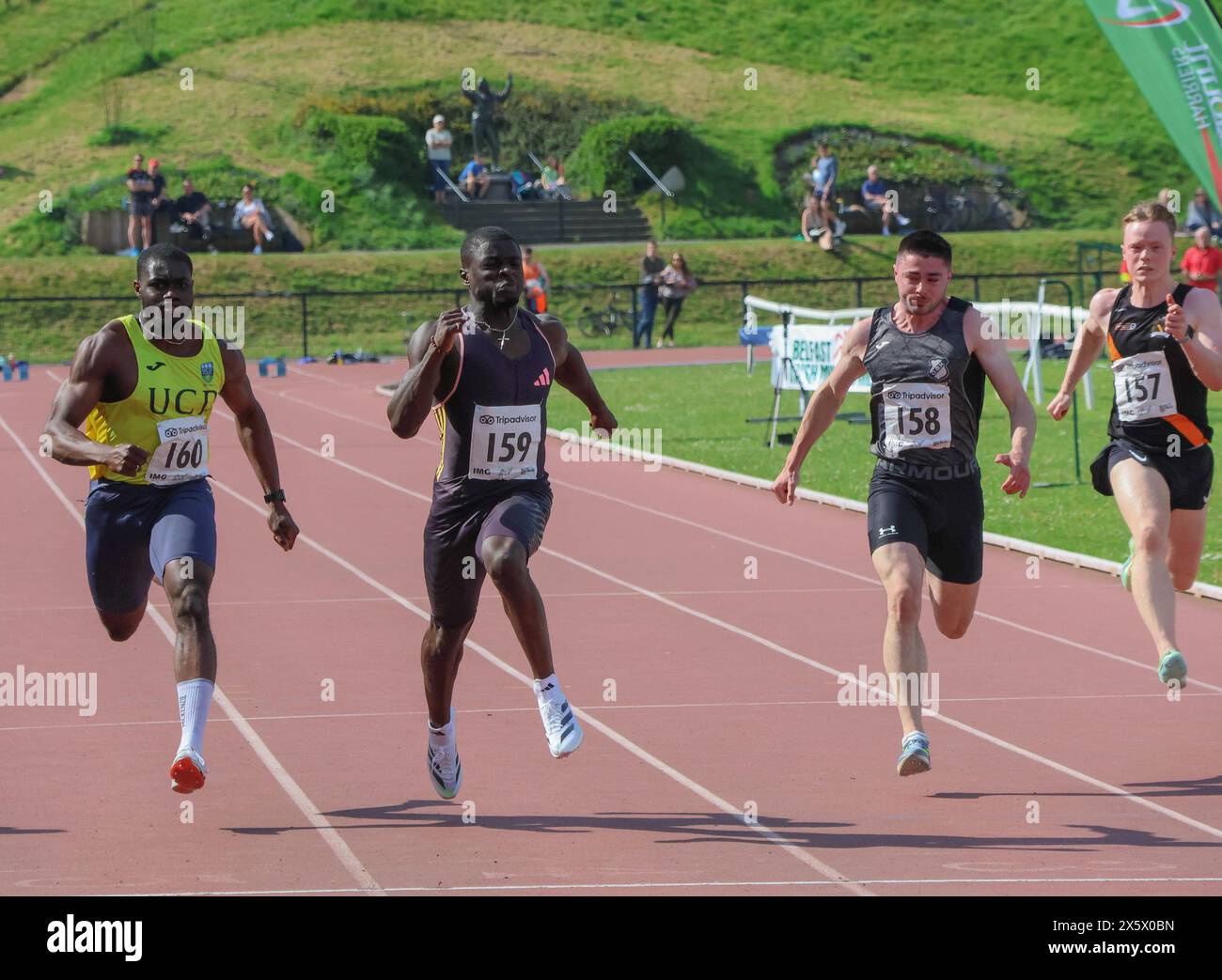 Mary Peters Track, Belfast, Irlande du Nord, Royaume-Uni. 11 mai 2024. Belfast Irish Milers Meet, (l'événement a le statut World Athletics Continental Challenger Tour avec des points de classement disponibles), en cours à Belfast. Action de l'événement d'aujourd'hui. Israel Olatunde (159) a remporté le 100m masculin. Crédit : CAZIMB/Alamy Live News. Banque D'Images