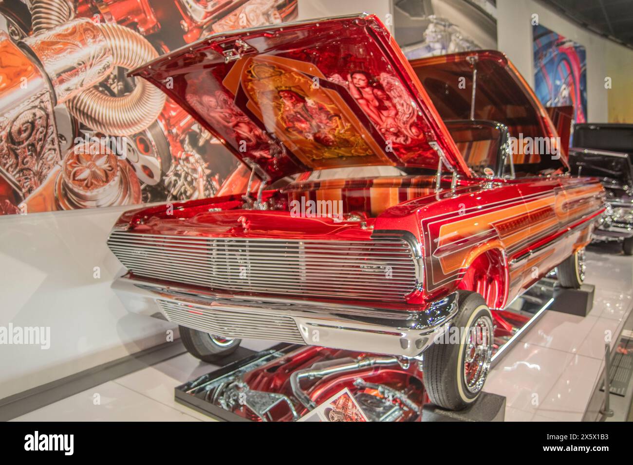 Dans l'image 1963 Chevrolet Impala 'el rey' , l'élite du club de voiture. Collection d'Albert de Alba. Les expositions Lowrider sont toujours un favori des fans et nous sommes ravis d’ouvrir l’exposition de Lowrider la plus complète de l’histoire du musée », a déclaré le directeur exécutif du Petersen Automotive Museum, Terry L. Karges. Les visiteurs auront l’occasion de voir des attractions notables telles que la Chevrolet Impala cabriolet 1958 « final score » et la Chevrolet Bel Air 1957 « double trouble », ainsi que la Chevrolet Impala 1958 « Dead Presidents », construite par Albert de Alba Mr. et Albert de Alba Jr., qui sont parmi th Banque D'Images