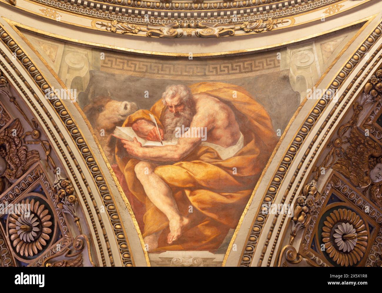 MILAN, ITALIE - 5 MARS 2024 : la fresque baroque de Luke l'évangéliste de la coupole de l'église Chiesa di San Vittore al Corpo de Daniele Crespi Banque D'Images