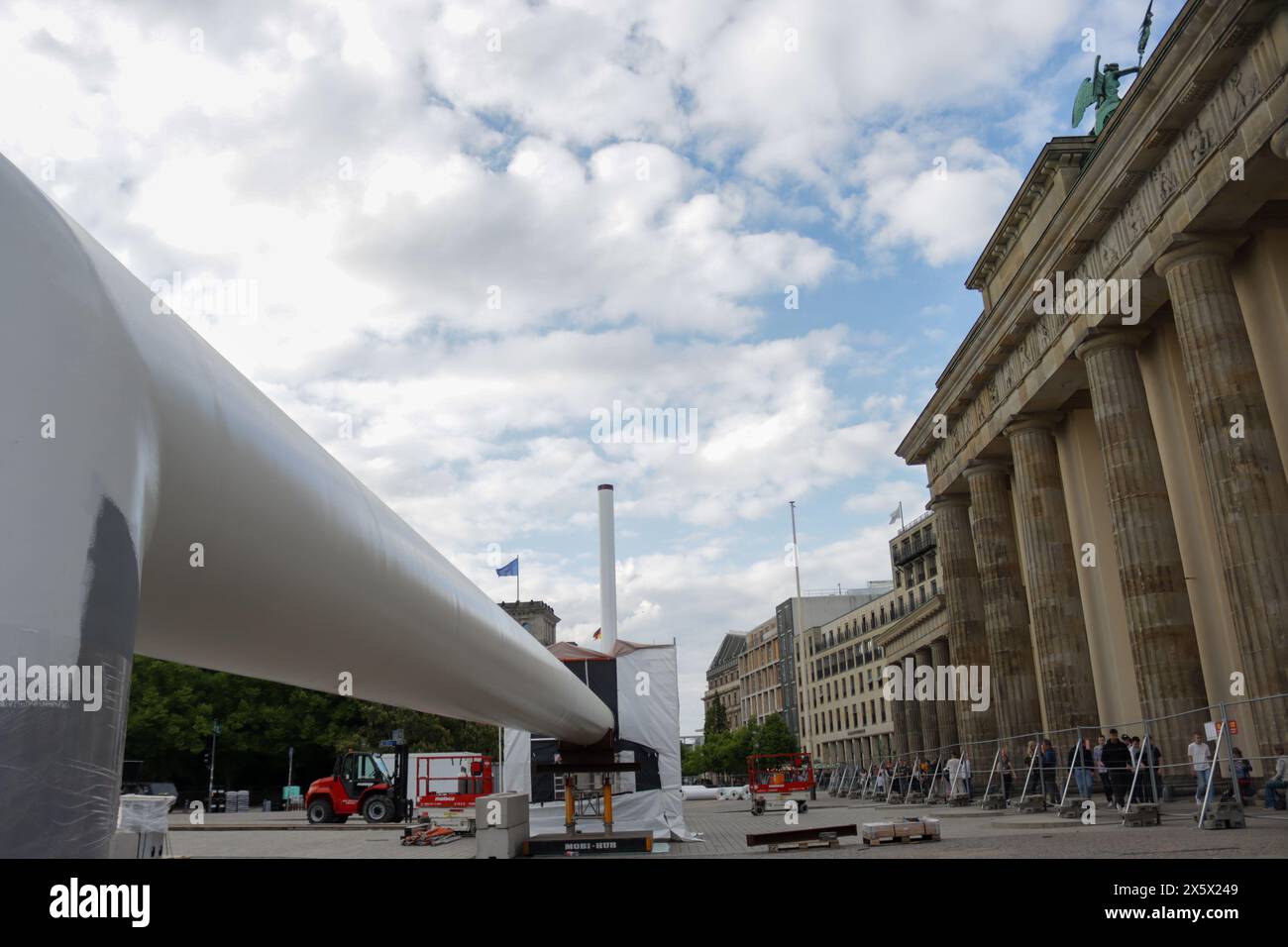 Berlin, Allemagne. 11 mai 2024. 11 mai 2024. Berlin. À la porte de Brandebourg, les préparatifs commencent pour le festival des fans Euro 2024. Gazon synthétique et la plus grande arche du monde. Crédit : Fabideciria/Alamy Live News Banque D'Images