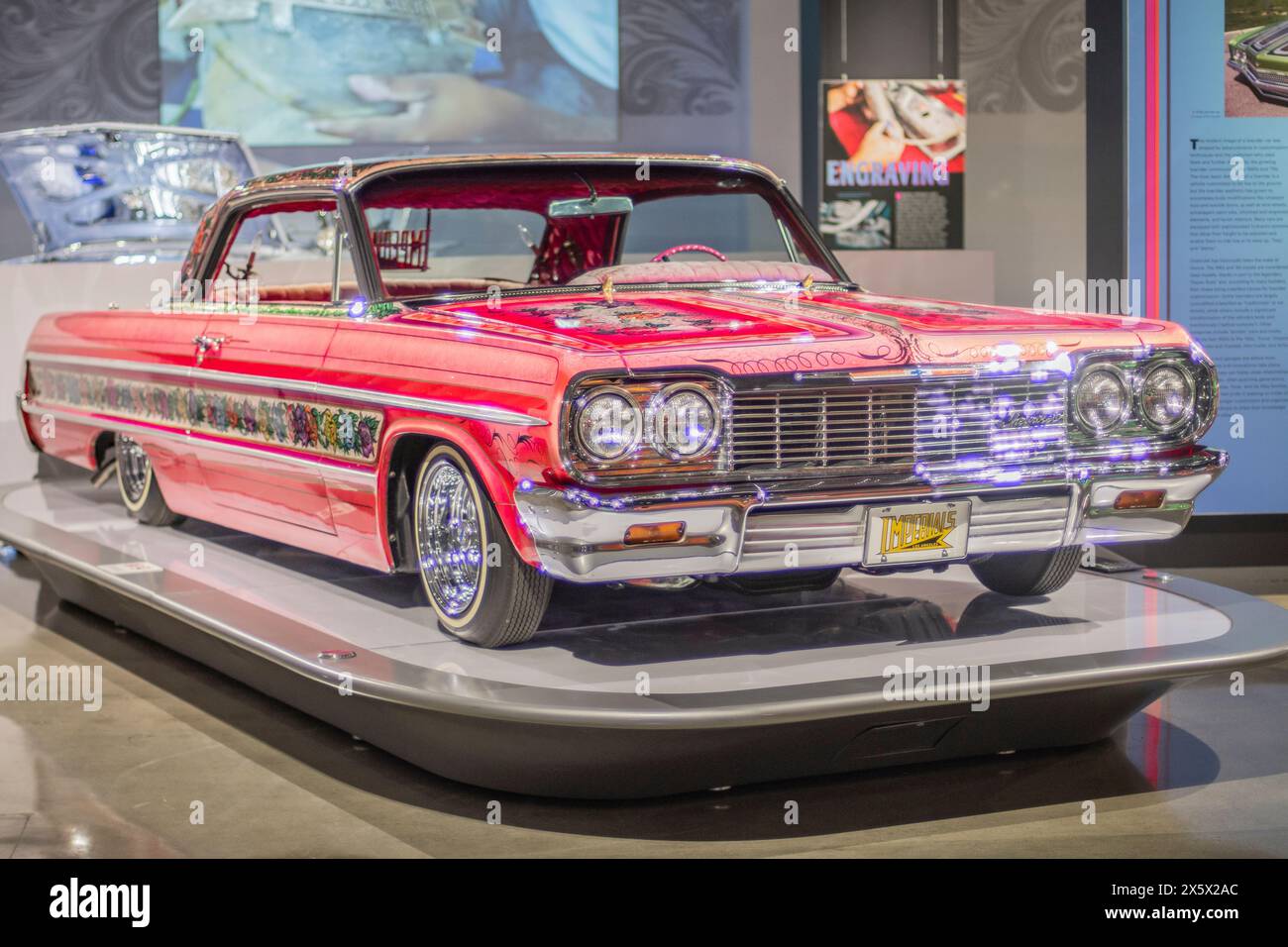 Dans l'image 1964 Chevrolet Impala, 'Gypsy rose', voitures club Imperials. Collection Jesse Valadez. Les expositions Lowrider sont toujours un favori des fans et nous sommes ravis d’ouvrir l’exposition de Lowrider la plus complète de l’histoire du musée », a déclaré le directeur exécutif du Petersen Automotive Museum, Terry L. Karges. Les visiteurs auront l’occasion de voir des attractions notables telles que la Chevrolet Impala décapotable « final score » 1958 et la Chevrolet Bel Air « double trouble » 1957, ainsi que la Chevrolet Impala « Dead Presidents » 1958, construite par Albert de Alba Mr. et Albert de Alba Jr., qui sont Amon Banque D'Images